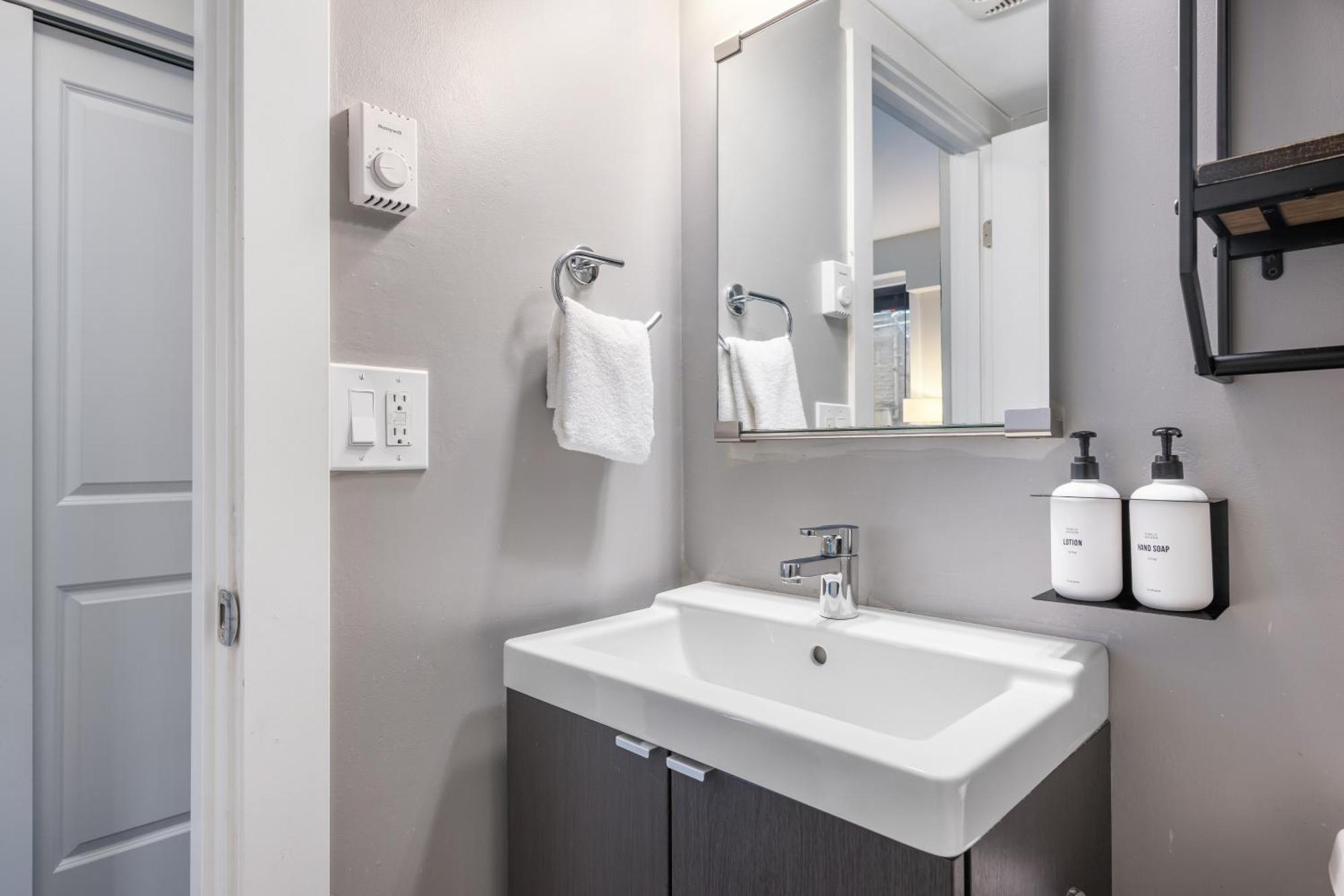 Oxford Apartment By At Mine Hospitality Seattle Ngoại thất bức ảnh